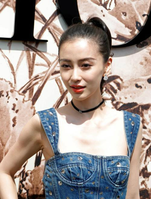Trong Shbet999 com đăng nhập này Angelababy càng lộ nhược điểm hình thể, thậm chí bị lộ phần lõm ở xương ức.