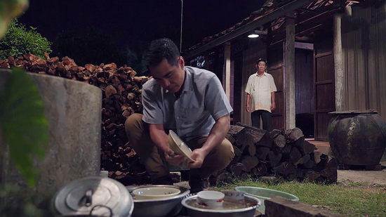 Anh Tuấn nhìn con trai mà đau xót.