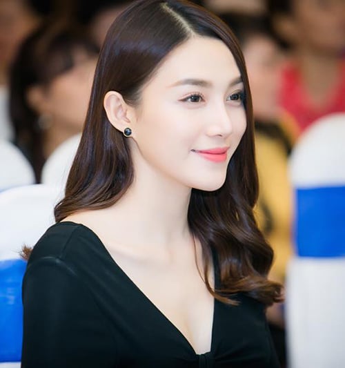 Lê Hà được khen là 