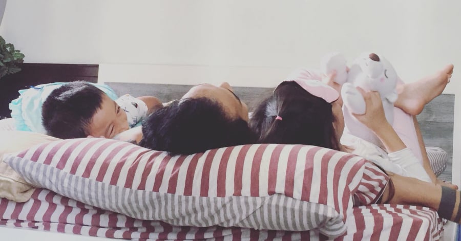 Phạm Anh Khoa vui vẻ bên các con.