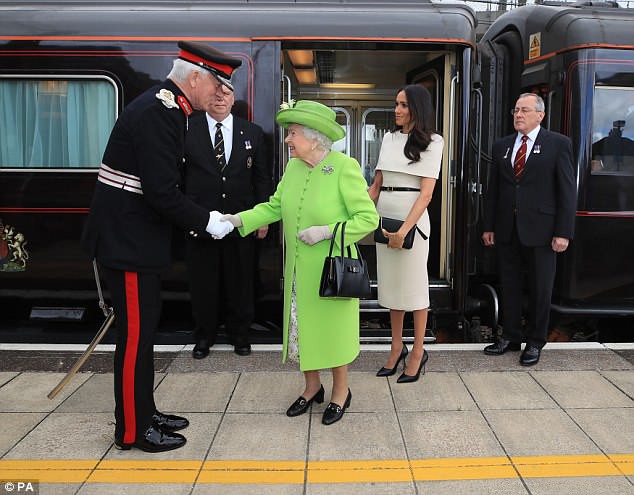 Công nương Meghan được ưu ái ngồi trên chiếc tàu Hoàng gia.
