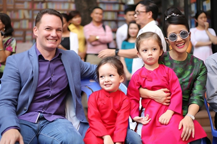 Gia đình hạnh phúc củ Hồng Nhung trước kia. 