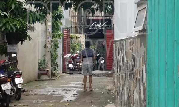 Trường Giang đi vào sau.