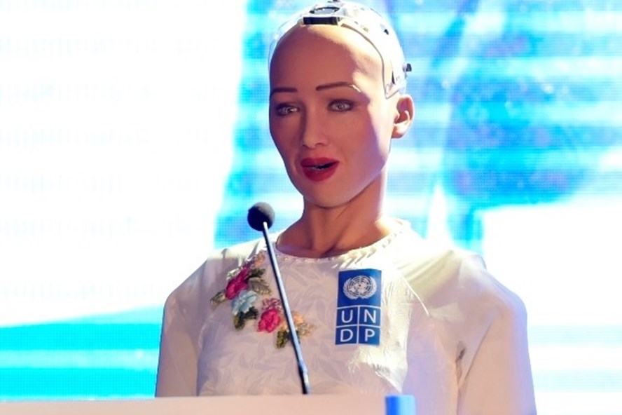 Sophia mặc áo dài trong bài phát biểu.