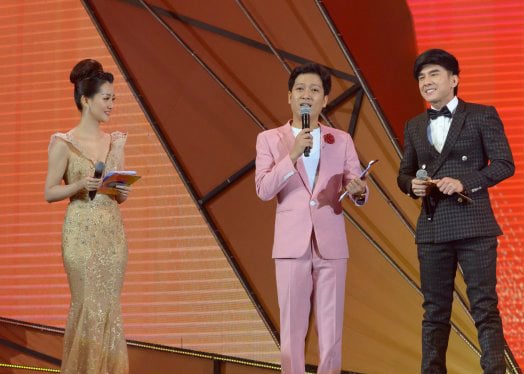 Trường Giang đảm nhận vai trò dẫn dắt buổi lễ trao giải cùng Quỳnh Chi.