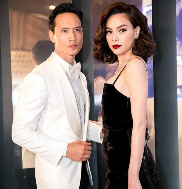 Gần đây Hà Hồ và Kim Lý không còn tương tác nhiều với nhau trên mạng xã hội nữa. Trong chuyến đi Mỹ gần nhất, Hồ Ngọc Hà cũng không đi cùng hay nhắc gì đến bạn trai. Người hâm mộ lại bất ngờ khi phát hiện trên mạng xã hội Facebook và Instagram Hồ Ngọc Hà đã không còn là bạn cũng như không còn theo dõi người yêu Kim Lý. Điều đó càng củng cố cho nghi vấn cặp đôi đã chia tay? Trong lúc cả hai nhân vật chính đều chưa lên tiếng trước nghi vấn trên thì đông đảo dân mạng tiếp tục phát hiện chi tiết bất ngờ đằng sau câu chuyện này. Cụ thể vào đầu tháng 7, đại diện của Kim Lý từng đăng thông báo trên mạng xã hội về việc nam diễn viên bị hacker chiếm đoạt Facebook. Đến thời điểm hiện tại, Kim Lý vẫn chưa lấy lại được tài khoản của mình. Có lẽ vì lí do này, Hà Hồ buộc phải huỷ kết bạn trên Facebook với bạn trai để tránh những điều tiêu cực xảy ra.