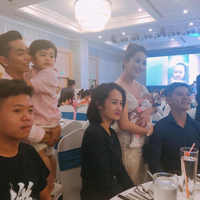 Bữa tiệc được tổ chức tại một nhà hàng sang trọng.