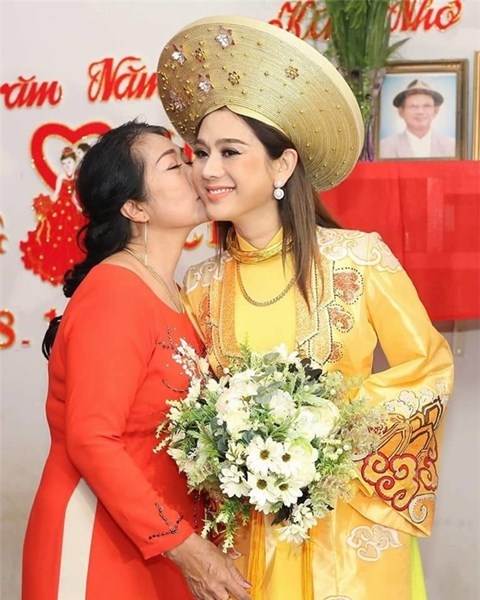 Lâm Khánh Chi và mẹ chồng.