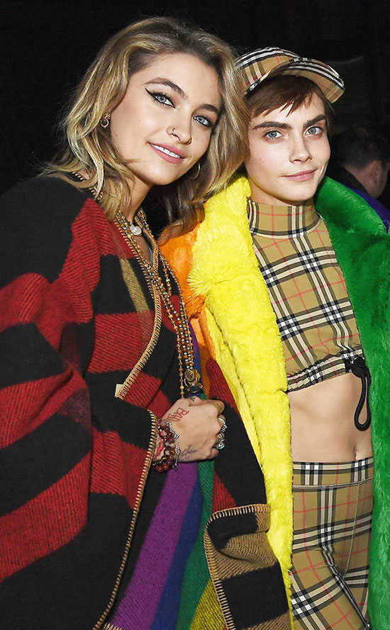 Paris và Cara Delevingne.