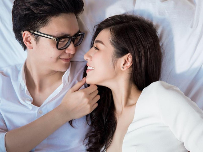 Chỉ còn vài ngày nữa, Á hậu Tú Anh sẽ lên xe hoa cùng ông xã kém 1 tuổi. Nhưng những lùm xùm mấy ngày nay giữa Tú Anh, chồng sắp cưới Gia Lộc và Văn Mai Hương ngày càng rối ren. Nhất là khi chồng sắp cưới Tú Anh lên tiếng bảo vệ vợ bằng những câu nói phũ phàng với Văn Mai Hương. Ngay sau phản ứng của chồng chưa cưới Á hậu Tú Anh, cư dân mạng đã chia làm những ý kiến trái chiều về vấn đề này. Nhiều người đồng tình khi chồng chưa cưới của Tú Anh lên tiếng bảo vệ vợ giữa những ồn ào dư luận. Bên cạnh đó, cũng có ý kiến cho rằng, anh nên im lặng để mọi chuyện qua đi thì hơn là đôi co qua lại khiến câu chuyện càng trở nên rối rắm hơn. Thậm chí nhiều người trách Gia Lộc quá nhỏ nhen.