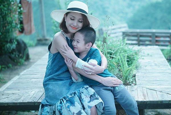 Vân Hugo luôn nhắn nhủ mình phải là chỗ dựa vững chắc cho con.