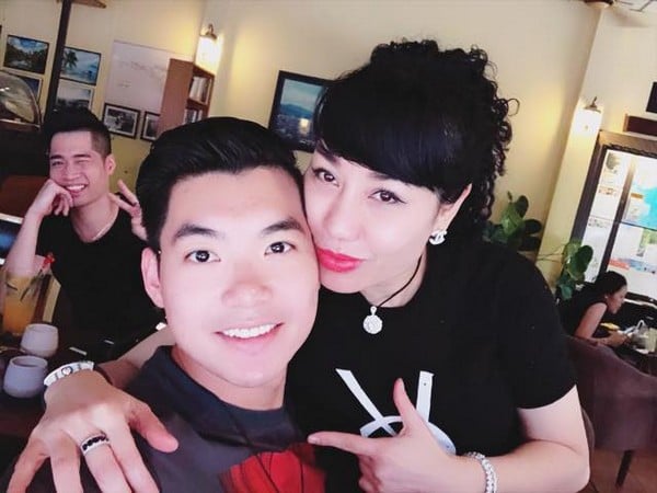 Trương Nam Thành thường xuyên chia sẻ những khoảnh khắc tình tứ bên bà xã.