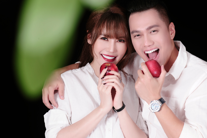 Cả hai mặc Shbet999 com đăng nhập ton sur ton rạng rỡ tạo dáng bên nhau rất gần gũi trước ống kính.