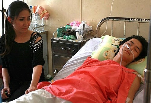 uỳnh Anh phải vào viện mổ cấp cứu bị nghi là chiêu làm nóng tên tuổi của người quản lý hotboy này.