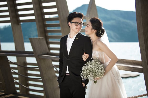 Tú Anh hạnh phúc bên ông xã điển trai. 