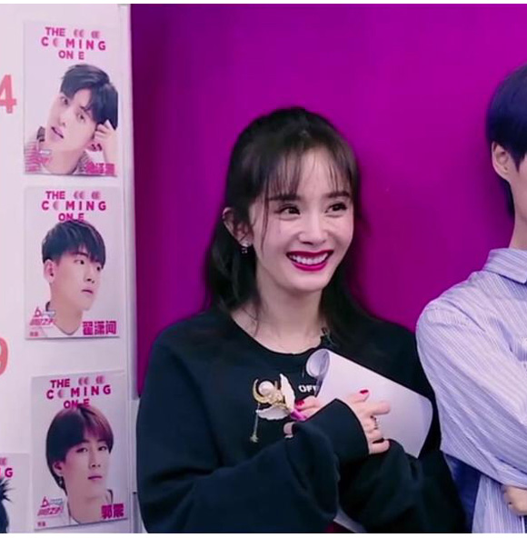 Dương Mịch lộ gương mặt già nua, thần thái gượng gạo.