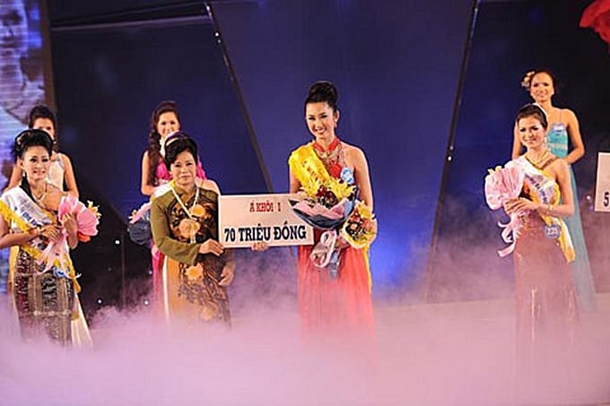 Năm 2009, cô từng giành ngôi vị Á khôi 1 Nữ hoàng Trang sức Việt Nam 2009 cùng giải phụ 