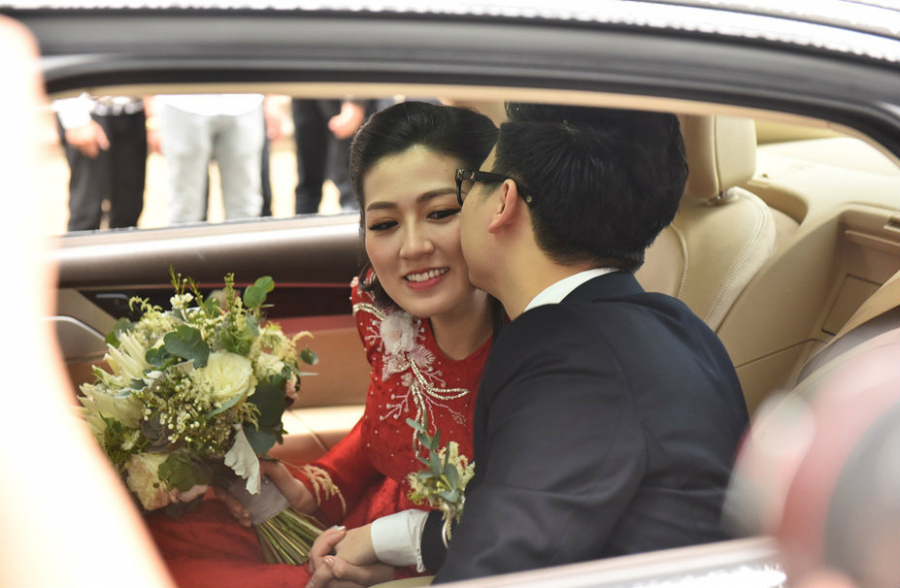 Á hậu Tú Anh rạng rỡ lên xe hoa về nhà chồng.