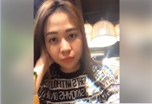 Đàm Thu Trang ngồi livestream một mình không có bạn trai bên cạnh.