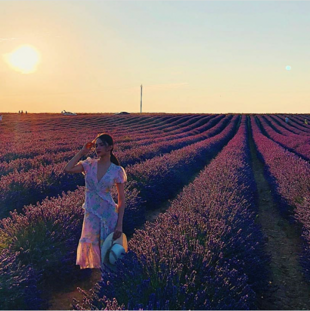 Một mình cô nàng thỏa thích vùng vẫy, tạo dáng giữa khung cảnh đẹp như tranh.