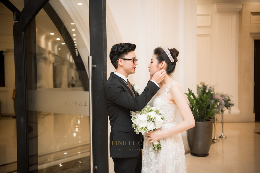 Tú Anh nững nịu bên ông xã Gia Lộc tại tiệc cưới.