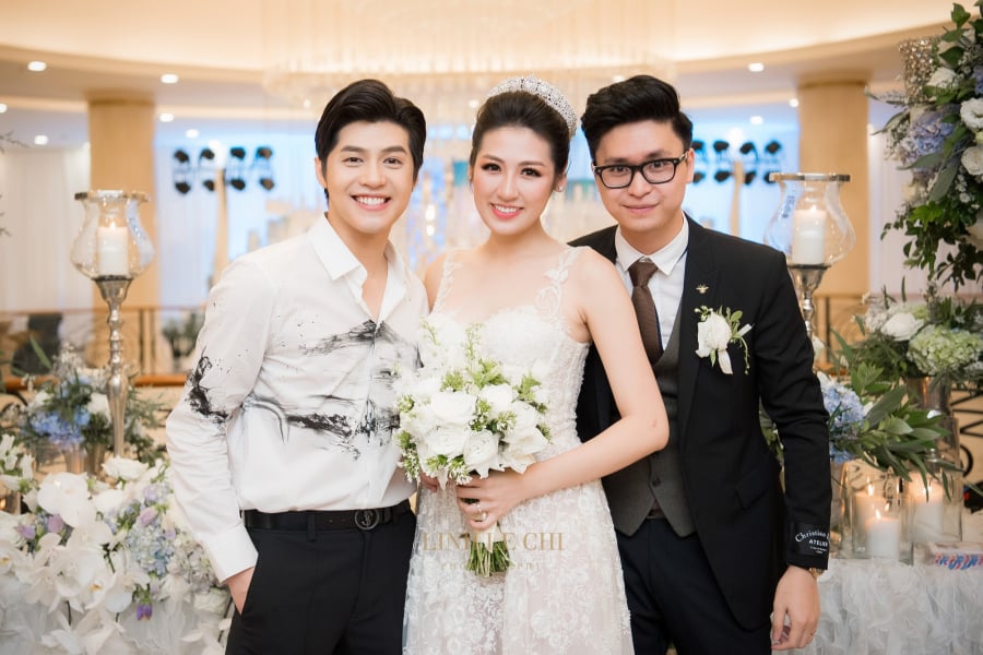 Rất đông bạn bè đến chung vui với cặp đôi.