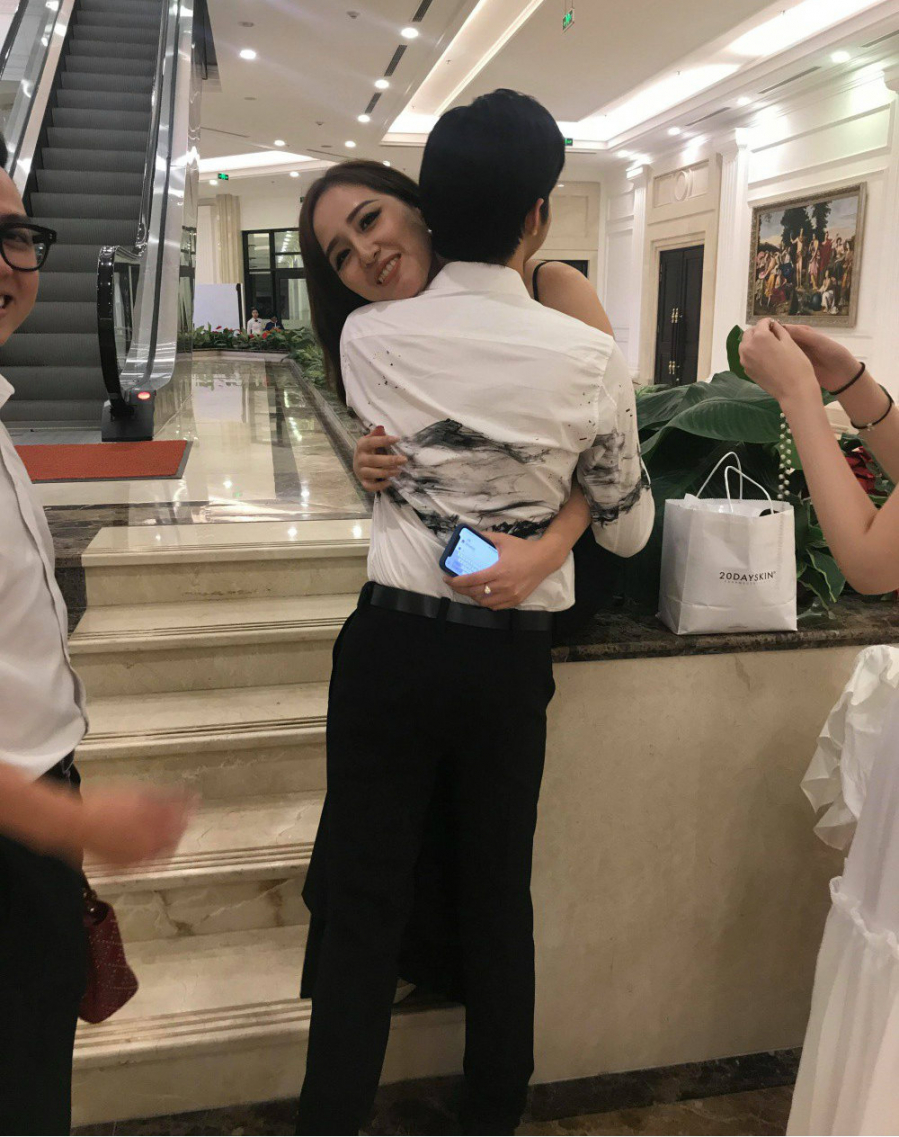 Cặp đôi dính như sam trong tiệc cưới của Tú Anh.