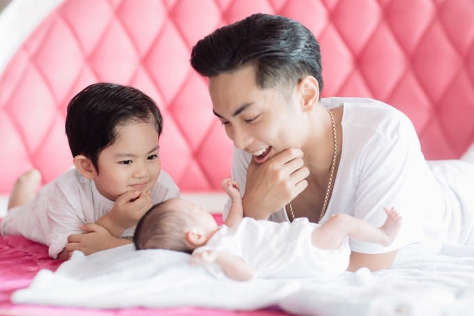 Kubi rất ra dáng anh cả và yêu thương em gái mới sinh.