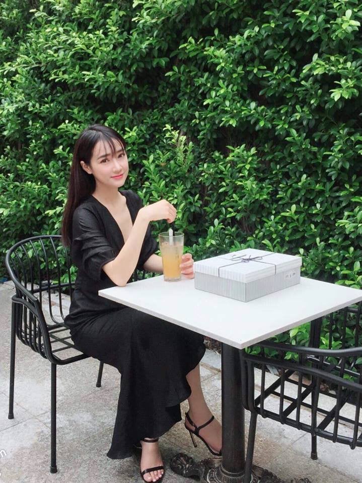 Thời gian qua, chuyện tình giữa Nam Em và Trường Giang là tâm điểm bàn tán của công chúng. Việc công khai chuyện tình yêu với danh hài xứ Quảng khi anh đang hẹn hò Nhã Phương, Nam Em bị mang tiếng là 