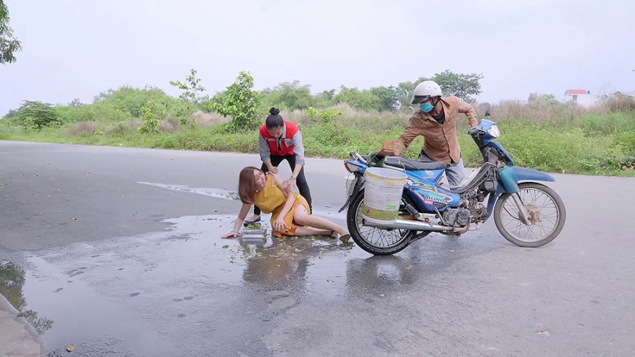Hương trang điểm xinh đẹp, mặc đồ hiệu để đi xin việc ở xương may nhưng lại nhận cái kết đắng
