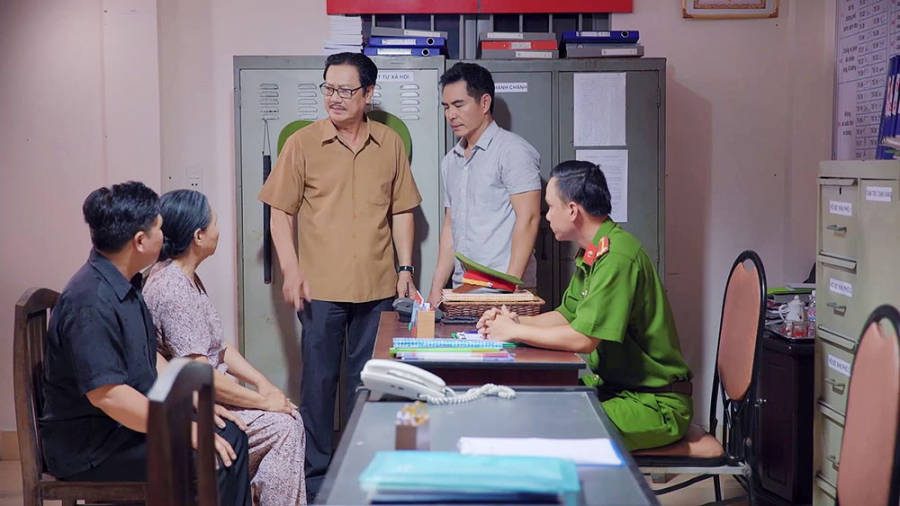 Ông Vương vô tình bắt gặp con rể ở đồn cảnh sát