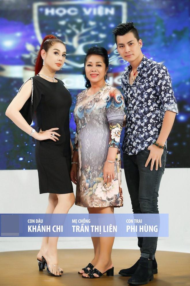 Mới đây, mẹ chồng Lâm Khánh Chi là bà Trần Thị Liên đã xuất hiện trong buổi ghi hình cùng con trai, con dâu. Mẹ chồng Trần Thị Liên cho biết đây là lần đầu tiên cô đến trường quay chương trình và tham gia một chương trình thực tế. Bà Liên đã dành nhiều lời khen cho cô con dâu đặc biệt của mình là người biết chia sẻ, quan tâm. Trong mắt mẹ chồng và Shbet111 slot, casino, thể thao, xổ số nhà chồng Lâm Khánh Chi là nàng dâu hiếu thuận biết ứng xử và rất chu đáo. Bên cạnh đó mẹ chồng còn khéo khen nữ ca sĩ chuyển giới là một phụ nữ xinh đẹp duyên dáng. Người đẹp chuyển giới Lâm Khánh Chi và ông xã Trần Phi Hùng đã kết hôn được 7 tháng. Nữ ca sĩ nhiều lần tâm sự Shbet16 chơi game trực tuyến sau hôn nhân ấm áp, hạnh phúc bên chồng kém 8 tuổi. Cô còn nhận được sự yêu thương không khác gì mẹ ruột từ chính mẹ chồng.