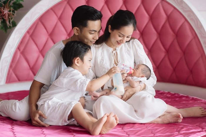 Hạnh phúc viên mãn của Khánh Thi và Phan Hiển là 2 nhóc đáng yêu.