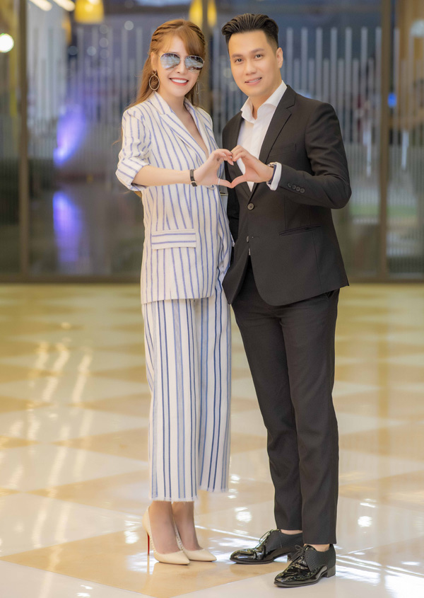 Tối 25/7, bom tấn “Nhiệm vụ bất khả thi: Sụp đổ” của tài tử Tom Cruise chính thức ra mắt tại Hà Nội và thành phố Hồ Chí Minh. Việt Anh và Quế Vân là hai nghệ sĩ nổi bật tham dự sự kiện. Việt Anh và Quế Vân đã đi chung xe tới buổi tiệc, không ngại tin đồn tình cảm vừa xảy ra cách đây không lâu. Thậm chí hai người thoải mái tạo dáng trước ống kính.