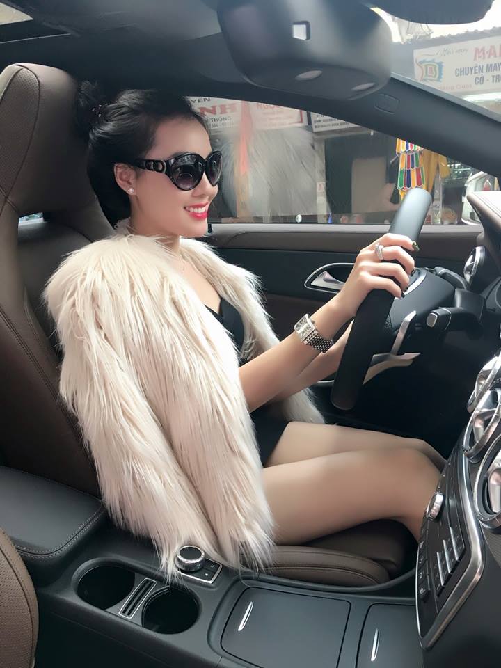 Vẻ đẹp sang chảnh trong những chiếc xế hộp đắt đỏ của Hà My.