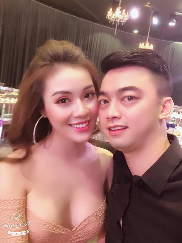 Mới đây trên trang cá nhân bạn gái của Hà Duy chia sẻ loạt ảnh đi thử váy cưới để chuẩn bị cho ngày trọng đại không xa. Cô tiết lộ món quà 