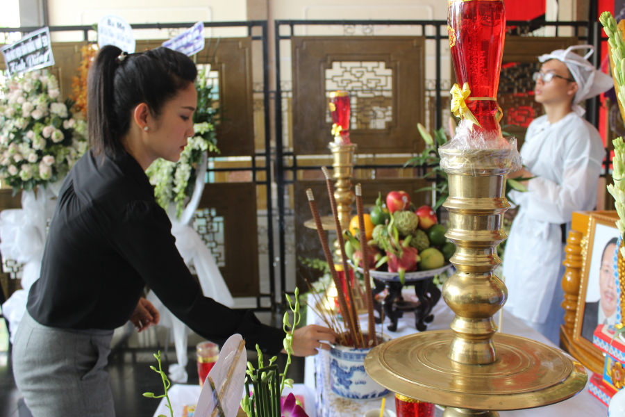 NSƯT Thanh Thúy, Phó Giám đốc sở Văn hóa-Thể thao TP.HCM đến thắp nhang viếng NSƯT Thanh Hoàng.