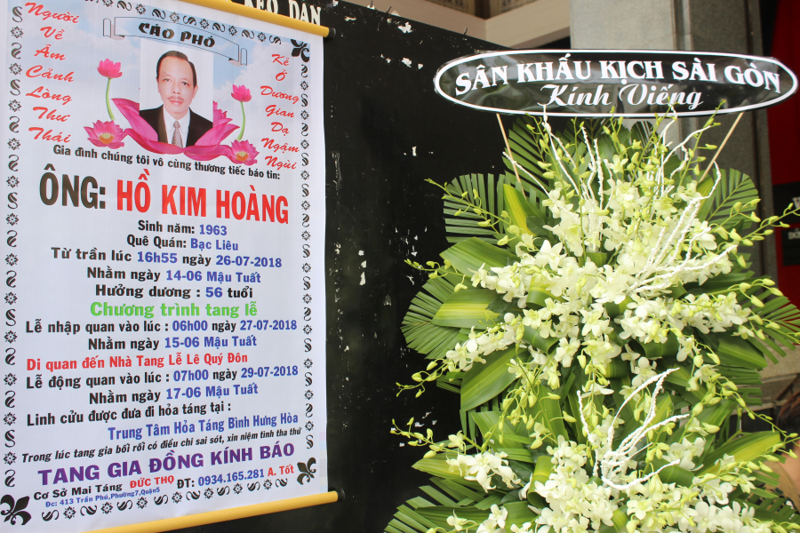 Thông tin nghệ sĩ Thanh Hoàng qua đời chiều 26/7 khiến nhiều nghệ sĩ, bạn bè và cả khán giả đều không khỏi bàng hoàng. Sự ra đi của Thanh Hoàng là mất mát lớn với sân khấu miền Nam vì anh được đánh giá là nghệ sĩ đa tài khi có thể viết kịch bản, dàn dựng và diễn biến hóa trên sân khấu, màn ảnh. Sáng 27/7, lễ viếng cha đẻ của vở diễn Dạ cổ hoài lang diễn ra tại nhà tang lễ trên đường Lê Quý Đôn, quận 3. Khá đông nghệ sĩ, bạn bè có mặt để thắp nhang, tiễn biệt một người nghệ sĩ gạo cội với nhiều cống hiến trên sân khấu miền Nam.