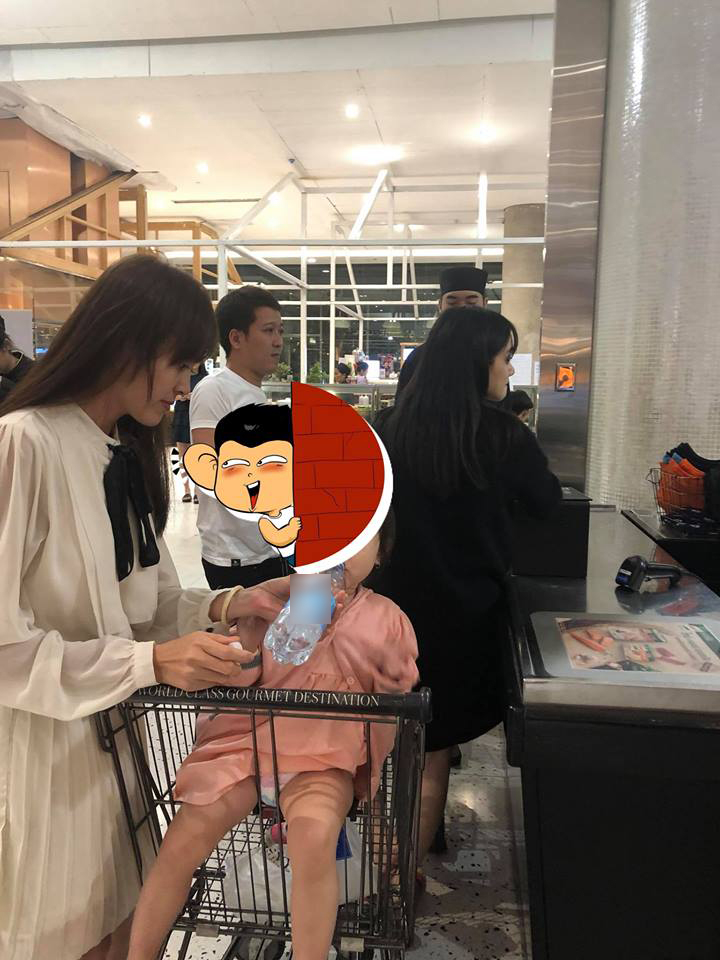 Trường Giang và Nhã Phương bị bắt gặp tại một trung tâm thương mại ở Thái Lan.