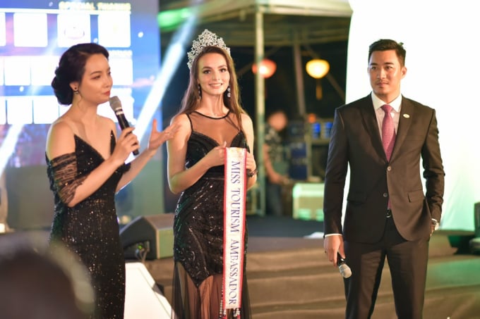 Mai Thu Huyền và Hoa hậu Nga.