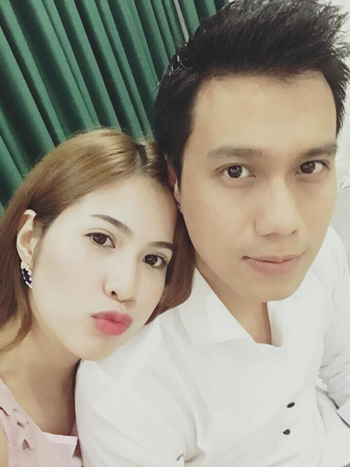 Việt Anh và bà xã xinh đẹp.