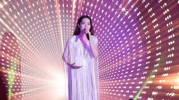 Mở đầu, Hoa khôi trình diễn ca khúc 