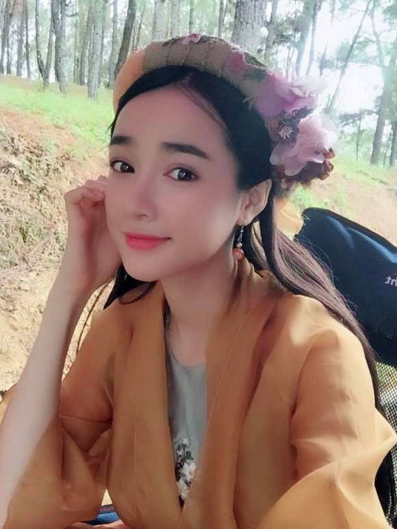 Nhã Phương lại khiến fans đứng ngồi không yên với bức ảnh chân dung trong tạo hình cổ trang lạ mắt được đăng tải trên trang cá nhân. Trong ảnh, nữ diễn viên trang điểm nhẹ nhàng tôn lên đường nét thanh tú, Shbet123 Link Vào ShBet Mới Nhất dài, đầu đội khăn vành, mặc áo tứ thân cách điệu. Đi kèm hình ảnh này, Nhã Phương viết: 