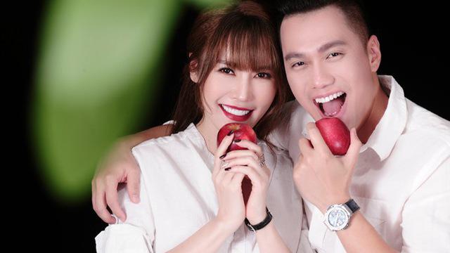 Việt Anh và Quế Vân chụp ảnh với nhau trong một dự án.