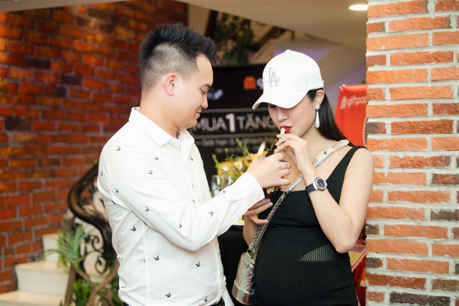 Ông xã Diệp Lâm Anh hộ tống bà xã tới sự kiện.