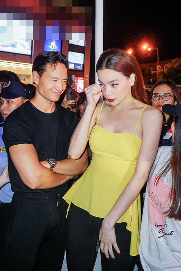 Tối qua (29/7), tại Bạc Liêu, cặp đôi vàng của showbiz Việt Hà Hồ - Kim Lý đã xuất hiện trong vòng vây hàng ngàn người hâm mộ. Giữa những lời đồn đoán khác nhau trong thời gian qua, nam diễn viên “Hương Ga” bất ngờ xuất hiện với Shbet999 com đăng nhập đơn giản, hộ tống người yêu đi diễn. Còn Hà Hồ, cô mix chiếc áo 2 dây vàng rực rỡ cùng quần skinny đen khoe dáng. Không cùng tình nhân xuất hiện trên sân khấu, nam diễn viên Việt kiều lẳng lặng đứng sau cánh gà để ủng hộ người yêu. Với những  hình ảnh lần này của cặp đôi, fan hâm mộ của Hồ Ngọc Hà có thể thở phào nhẹ nhõm và tin đồn chia tay sau 1 năm mặn nồng chính thức bị xóa bỏ.