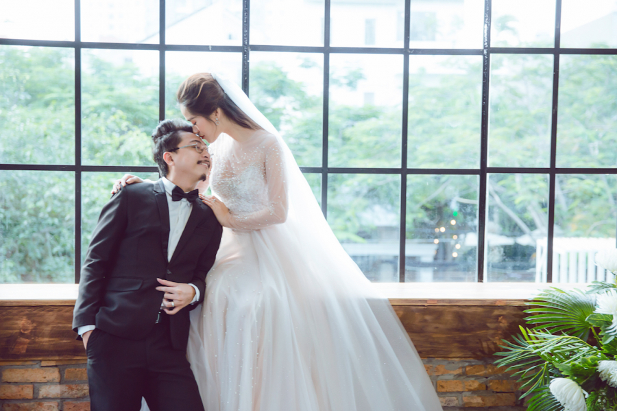 Sau 8 năm chung một nhà, cả 2 vẫn còn mặn nồng như ngày mới yêu.