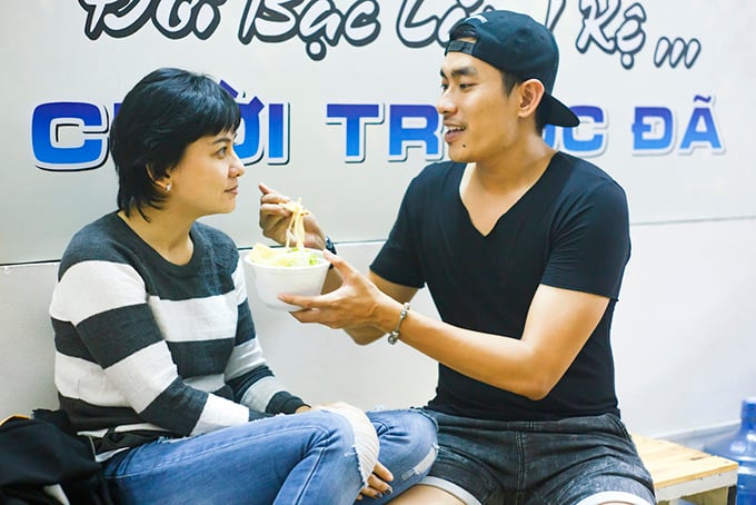 Khi Cát Phượng ốm, Kiều Minh Tuấn tự tay đút cho cô ăn.