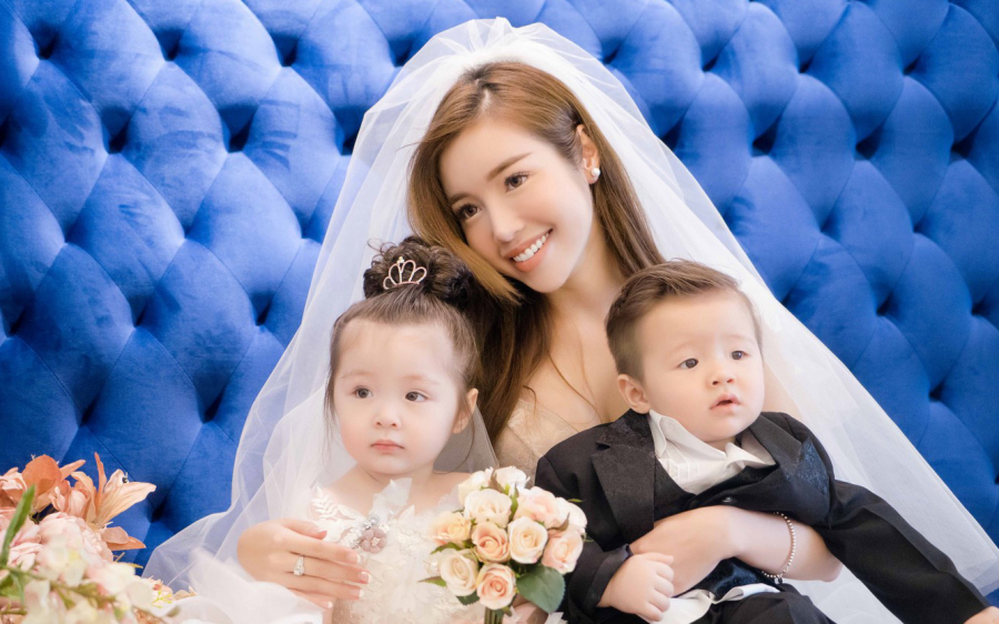Elly Trần và 2 con.