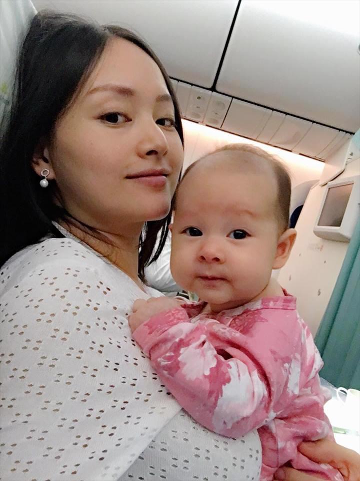 Mẹ con Lan Phương vẫn tươi tắn sau chuyến bay đường dài.